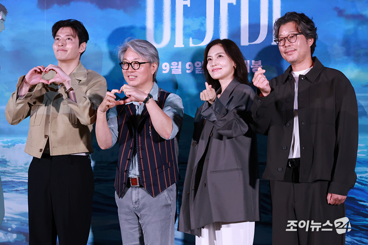 배우 강하늘, 안재훈 감독, 배우 김선영, 유재명이 26일 오후 서울 용산구 CGV 용산아이파크몰점에서 진행된 애니메이션 '아가미'(감독 안재훈) 언론시사회에 참석해 포즈를 취하고 있다. [사진=문수지 기자]