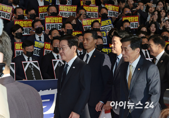 이재명 대통령이 4일 오전 서울 여의도 국회에서 시정연설을 위해 이동하는 가운데 국민의힘 의원들이 검은 양복과 넥타이를 메고 마스크를 착용한 채 침묵시위를 하고 있다. [사진=국회사진기자단]