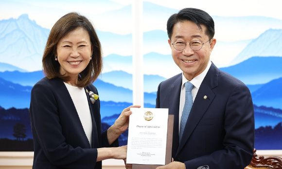 조정식 국회의장이 21일 국회의장실에서 미셸 스틸 주한미국대사에게 감사패를 전달하고 있다. [사진=연합뉴스]