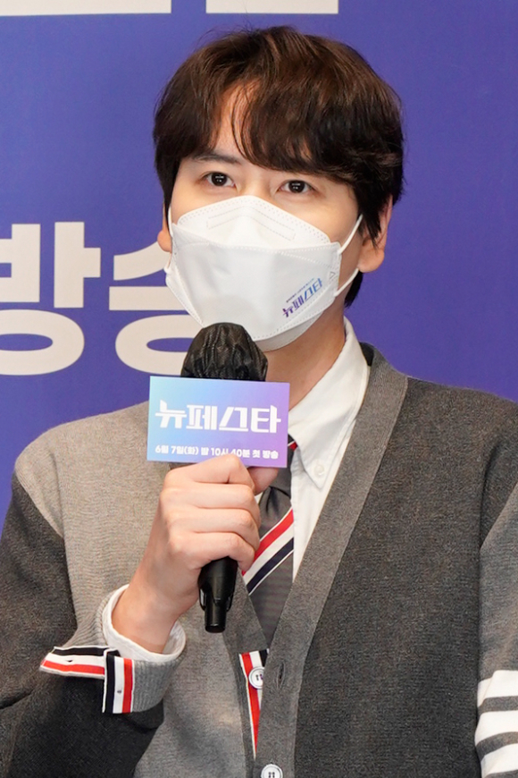 그룹 슈퍼주니어 규현이 7일 온라인으로 진행된 JTBC 신규 음악예능프로그램 '뉴페스타' 제작발표회에 참석해 소감을 말하고 있다. [사진=JTBC]