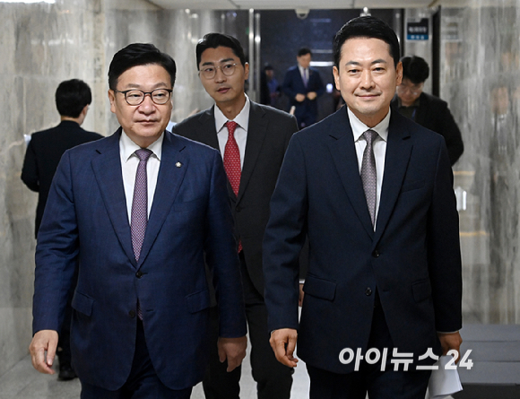 국민의힘 장동혁 당대표와 정점식 원내대표가 21일 서울 여의도 국회에서 열린 '제9회 전국동시지방선거 투표용지 부족사태 등 국민참정권 침해 진상규명 및 선거관리 개혁을 위한 국정조사특별위원회' 및 '6.3 국민참정권 침해 진상규명 및 선거관리 개혁 특별위원회' 연석회의에 참석하고 있다. [사진=곽영래 기자]