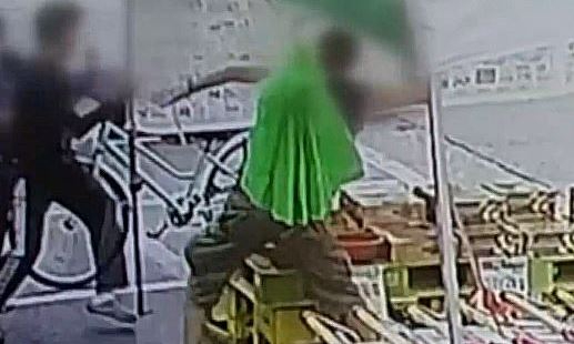 40대 남성 A씨가 지난 28일 오후 2시 57분쯤 인천 서구 한 마트에서 흉기로 사람들을 위협하고 있다. [사진=MBN 보도화면 캡처]