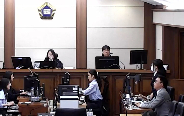 각종 인사&middot;이권 청탁과 함께 고가 귀금속을 받은 이른바 '매관매직' 혐의로 기소된 김건희 여사가 26일 서울 서초구 서울중앙지방법원에서 열린 특정범죄 가중처벌법상 알선수재 혐의 사건 2심 선고 공판에 출석해 선고 내용을 듣고 있다. 서울고법 형사15-3부(성언주 원익선 이희준 고법판사)는 김 여사에게 징역 5년을 선고했다. 이우환 화백 진품 그림, 반클리프 목걸이, 브로치 등의 몰수와 2천440만원 추징도 명했다. 2026.9.22 [서울고법 제공. 재판매 및 DB 금지] [사진=연합뉴스]