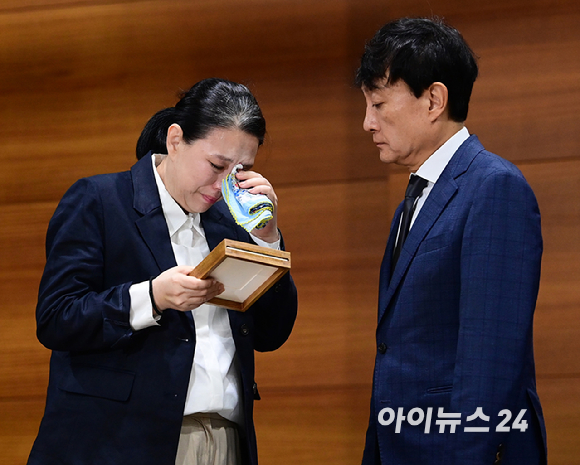 MBC가 15일 오전 서울 상암동 MBC신사옥에서 기상캐스터 故 오요안나의 사망에 대해 공식 사과하고 유족에 합의문 전달식 가졌다. 故 오요안나 명예사원증을 안고 오열하는 어머니 장연미 씨와 위로하는 안형준 MBC 사장. [사진=정소희 기자]