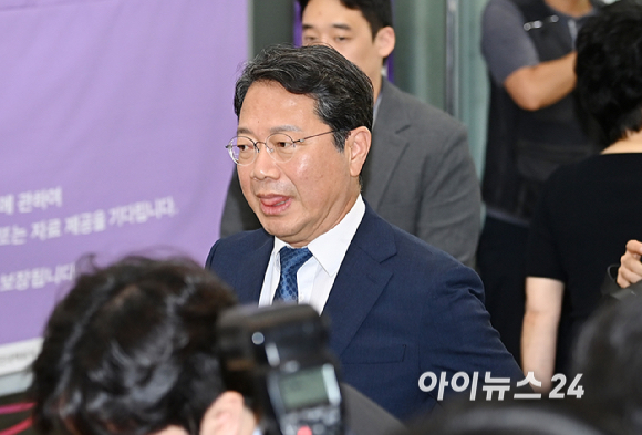 김승원 법무부 장관 후보자가 3일 오전 서울 종로구 적선현대빌딩에 마련된 인사청문회 준비사무실로 출근하고 있다. [사진=곽영래 기자]