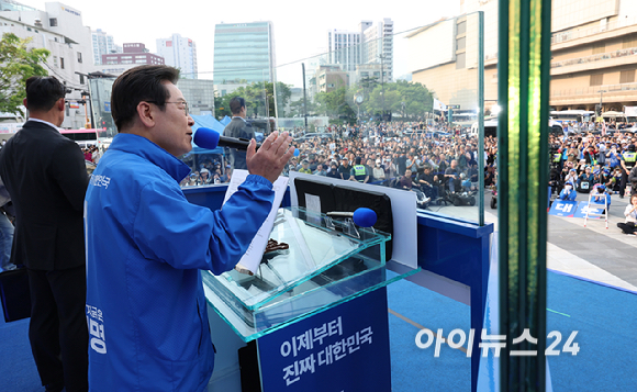 이재명 더불어민주당 대선 후보가 28일 오후 서울 성동구 왕십리역 광장에서 유세하고 있다. [사진=곽영래 기자]