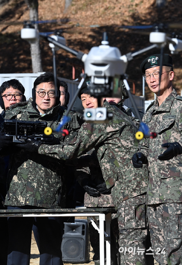 우원식 국회의장이 26일 오전 경기 양평군 옥천면 제11기동사단 108기계화 보병대대를 방문, 부대에서 운용중인 드론의 조종체험을 하고 있다. [사진=국회사진기자단]