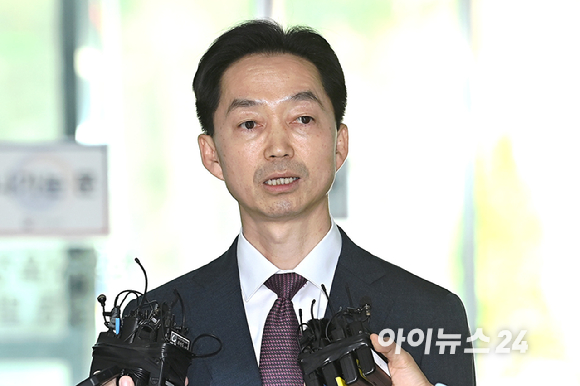 국민의힘 장동혁 대표와 정점식 원내대표가 검찰청 폐지와 공소청&middot;중대범죄수사청(중수청) 신설을 하루 앞둔 1일 서울 중구 중수청 앞에서 '형사사법체계 파괴 규탄'을 주제로 열린 현장 의원총회에 참석, 구호를 외치고 있다. 2026.10.1 [사진=연합뉴스]