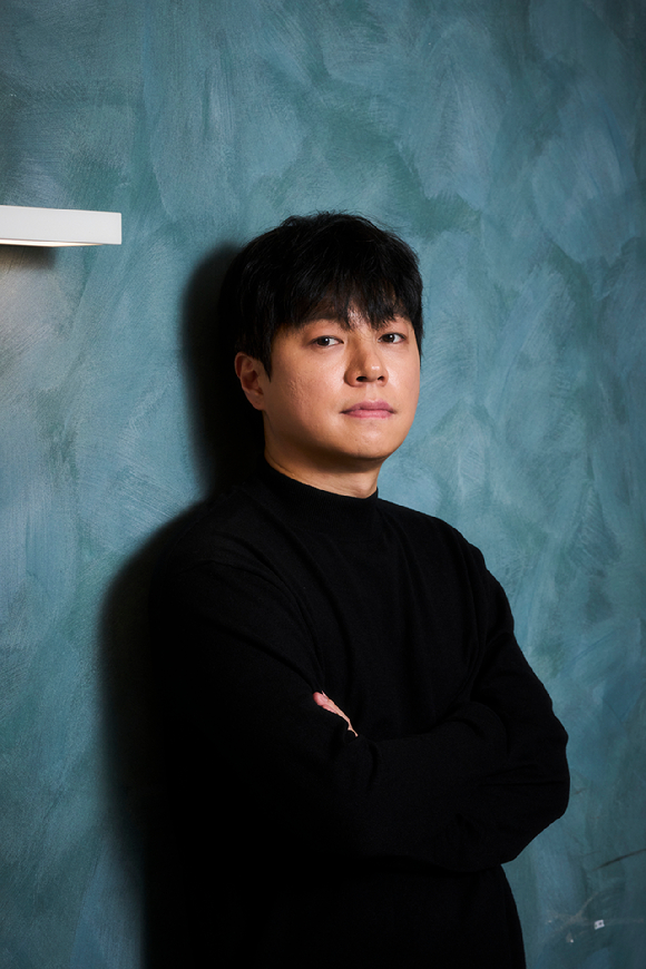 이기혁 감독이 영화 '메소드연기' 인터뷰에 앞서 포즈를 취하고 있다. [사진=(주)바이포엠스튜디오]