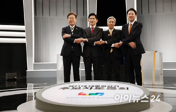 더불어민주당 이재명·국민의힘 김문수·민주노동당 권영국·개혁신당 이준석 대선후보가 23일 서울 영등포구 여의도 KBS 스튜디오에서 열린 제21대 대선 2차 후보자 토론회 시작에 앞서 기념 촬영하고 있다. 2025.5.23 [국회사진기자단] [사진=연합뉴스]