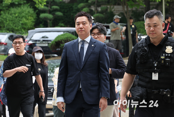 배우 김수현의 명예를 훼손한 혐의를 받는 김세의 가로세로연구소 대표가 26일 오전 서울 서초구 서울중앙지방법원에서 열린 구속 전 피의자 심문(영장실질심사)에 출석하고 있다. [사진=사진공동취재단]