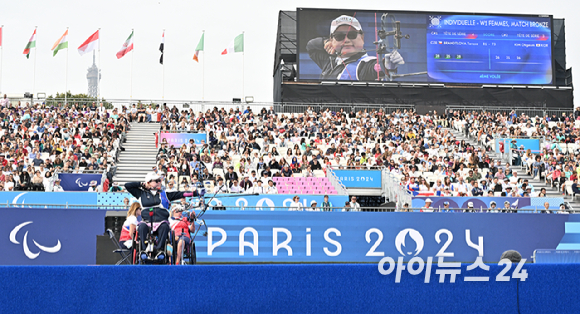 양궁 대표팀 김옥금이 31일(현지시간) 파리 앵발리드에서 열린 2024 파리 패럴림픽 양궁 여자 컴파운드 W1 동메달 결정전에서 체코를 상대로 경기를 펼치고 있다. [사진=사진공동취재단]