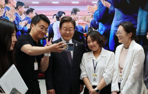 이재명 대통령 내외가 지난 4일 서울 여의도 국회 로텐더홀에서 취임 선서를 마치고 나와 잔디광장에 모인 시민들을 향해 하트를 만들어 보이고 있다. [사진=국회사진취재단]