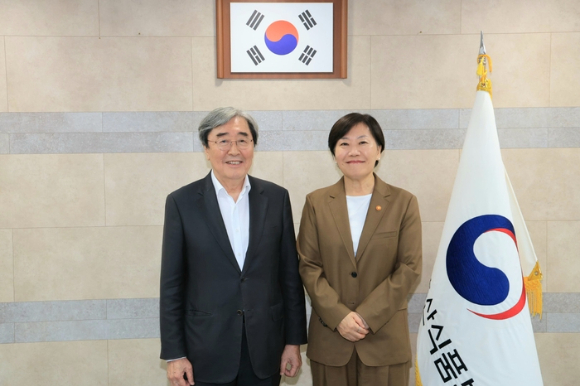 송미령 농림축산식품부 장관(왼쪽)이 10일 서울 여의도에서 박진선 신임 한국식품산업협회 회장을 만나 취임을 축하하고 물가안정과 K-푸드 발전 협조를 당부했다. [사진=농림축산식품부]