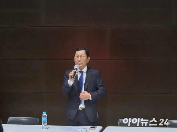 나명석 신임 한국프랜차이즈산업협회장이 17일 서울 코트라 인베스트코리아플라자에서 열린 취임 기념 간담회에서 인사말을 하고 있다. [사진=전다윗 기자]