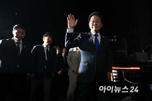 당선이 확실시된 이재명 더불어민주당 대통령 후보와 김혜경 여사가 4일 서울 여의도 더불어민주당 당사에 들어서고 있다. [사진=곽영래 기자]