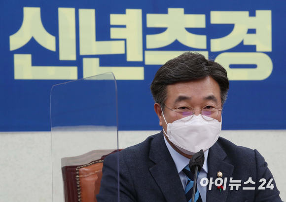 더불어민주당 윤호중 원내대표가 5일 서울 여의도 국회에서 열린 코로나 극복 신년추경 연석회의에서 발언하고 있다. 왼쪽부터 더불어민주당 한병도, 이학영 의원, 윤 원내대표, 박완주, 김민석 의원. [사진=김성진 기자]