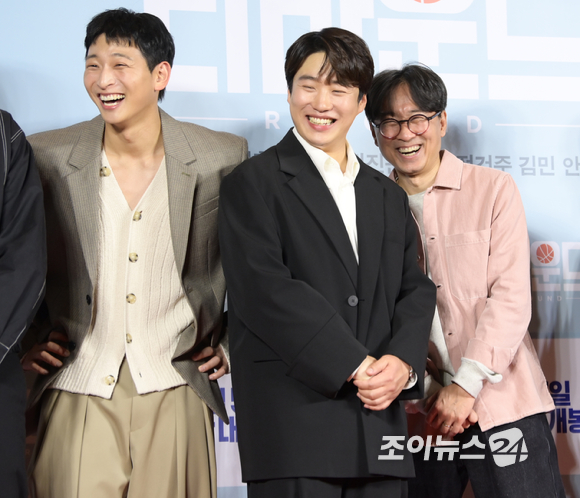 배우 정진운-안재홍-장항준 감독이 3일 오후 서울 용산구 CGV 용산아이파크몰에서 열린 영화 '리바운드' VIP 시사회에 참석해 포토타임을 갖고 있다. [사진=정소희 기자]