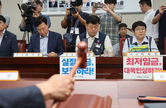 14일 정부세종청사에서 열린 최저임금위원회 제14차 전원회의에서 내년도 최저임금이 시간당 1만700원으로 최종 결정된 뒤 권순원 최저임금위원장이 입장을 밝히고 있다. [사진=연합뉴스]