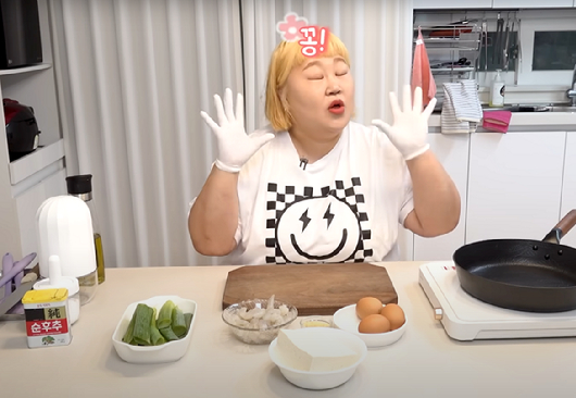  볶음밥도 조리법과 재료를 바꾸면 다이어트식이 될 수 있다. 사진은 홍윤화가 만든 두부새우볶음밥. [사진=유튜브 @홍윤화 김민기 꽁냥꽁냥]