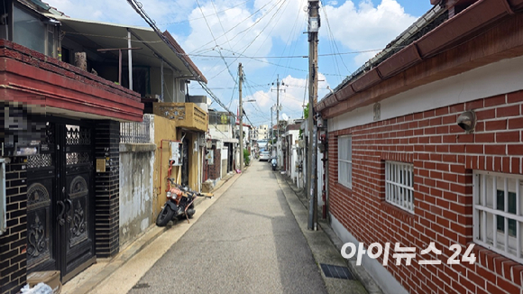 18일 서울 성북구 장위동 장위15구역 내 골목. 뒤로 장위4구역(장위자이 레디언트)가 보인다. [사진=이수현 기자]