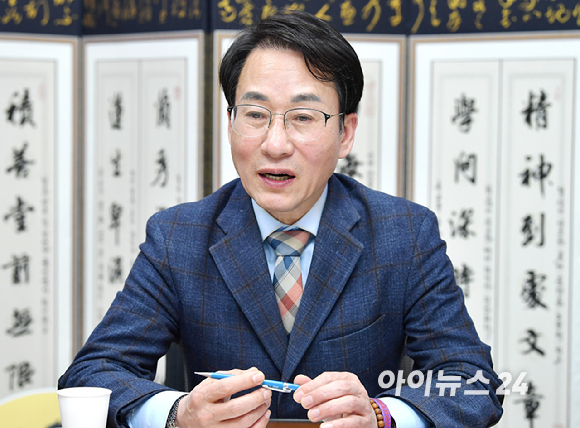 이원욱 개혁신당 의원이 지난 14일 서울 여의도 국회의원회관에서 아이뉴스24와 인터뷰를 하고 있다. [사진=곽영래 기자]