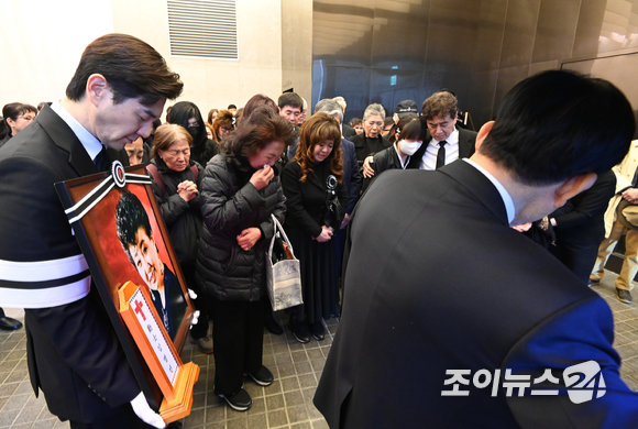 11일 오전 서울 동작구 흑석동 중앙대학교병원 장례식장에서 열린 고(故) 현미(본명 김명선)의 발인식에서 고인의 조카 배우 한상진이 영정사진을 들고 슬픔에 잠겨 있다. [사진=김성진 기자]