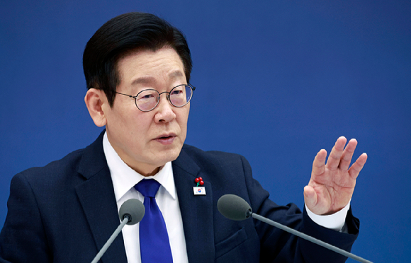 이재명 대통령이 16일 정부세종컨벤션센터에서 열린 보건복지부(질병관리청)&middot;식품의약품안전처 업무보고에서 발언하고 있다. 2025.12.16 [대통령실통신사진기자단] [사진=연합뉴스]