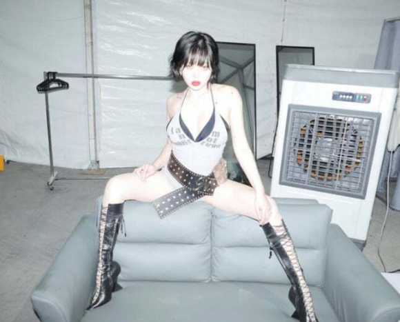 &apos;워터밤 실신&apos; 현아, &quot;모두 감사합니다&quot;...비하인드컷서 아찔 포즈