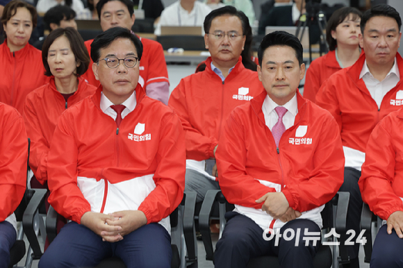 장동혁 국민의힘 대표가 3일 오후 서울 여의도 중앙당사에서 6&middot;3 지방선거와 재보궐선거 출구조사 결과 방송을 보고 있다. [사진=국회사진취재단]