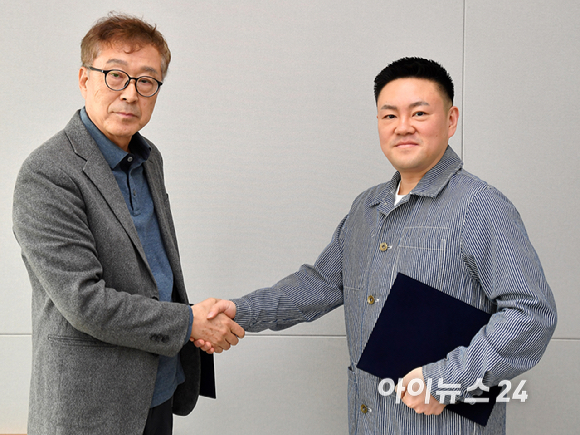 아이뉴스24 이창호 대표이사(완쪽)와 아스펙트이엔티 장용혁 대표가 1일 오후 서울 영등포구 아이뉴스24 사옥에서 아이뉴스24와 아스펙트이엔티 업무협약식(MOU)을 갖고 있다.이번 업무협약식은 아이뉴스24와 아스펙트이엔티가 문화 콘텐츠 사업, 지자체 행사, 공간 기반 콘텐츠 사업 등 다양한 프로젝트를 공동 추진하기 위하여 상호 협력 관계를 구축하는 것을 목적으로 이루어졌다. [사진=곽영래 기자]