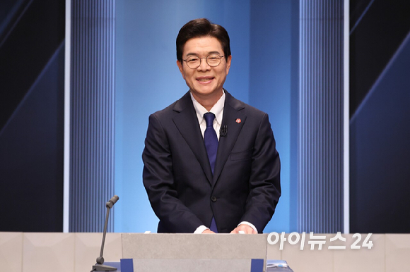 더불어민주당 전현희, 정원오, 박주민 서울시장 예비후보가 3일 서울 여의도 KBS 스튜디오에서 열린 더불어민주당 서울시장 본경선 후보자 2차 합동토론회에서 토론을 준비하고 있다. [사진=국회사진기자단]