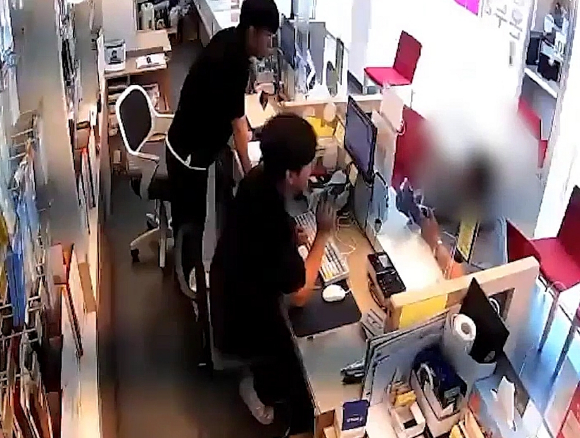 보이스피싱 사기를 예방한 제주의 SK텔레콤 대리점 주승인 점장 [사진=제주경찰청]