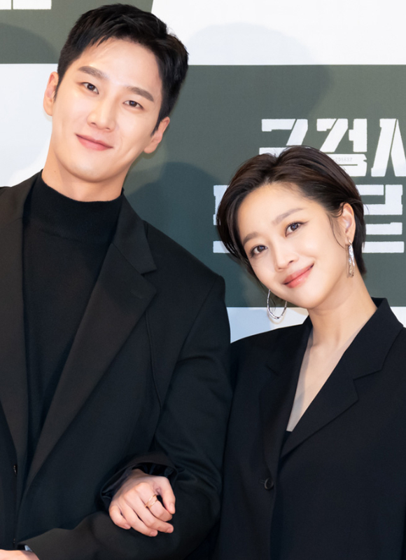 배우 안보현과 조보아가 23일 온라인으로 진행된 tvN 새 월화드라마 '군검사 도베르만' 제작발표회에 참석해 포즈를 취하고 있다. [사진=tvN]
