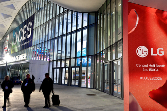 세계 최대 전자 전시회 CES 2026가 열리는 미국 라스베이거스 위치한 리조트월드 호텔 외경, 삼성전자 CES 2026 옥외광고 사진 [사진=삼성전자]