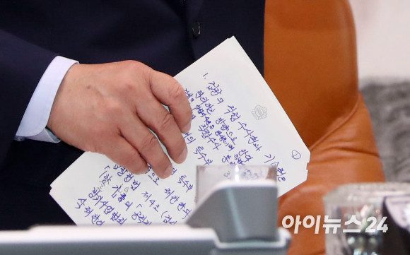 박병석 국회의장이 22일 서울 여의도 국회의장실에서 '검수완박'(검찰 수사권 완전 박탈) 법안 관련 중재안을 여야 원내대표에게 전달하고 "양당 의원총회에서 의장 중재안을 수용해줄 것을 강력히 요구한다"라는 입장문을 발표하고 있다. [사진=김성진 기자]