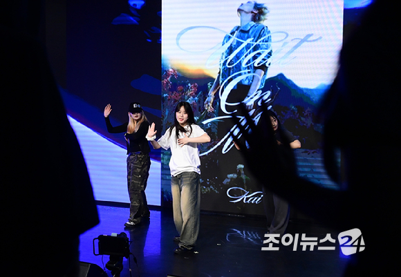 16일 오후 서울 마포구 홍대 인근 온맘씨어터에서 '케이유니버스 오픈클래스'가 진행됐다. 댄스팀 포메이가 수업을 진행하고 있다. [사진=정소희 기자]