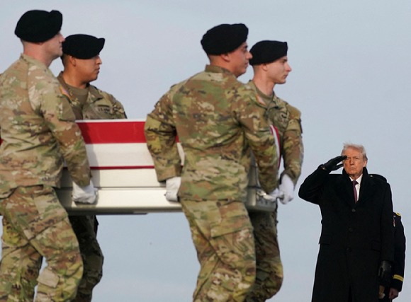 시리아에서 피격 사망한 미군 병사 귀환&middot;운구 행사에 참석한 도널드 트럼프 미국 대통령. [사진=로이터/연합뉴스]