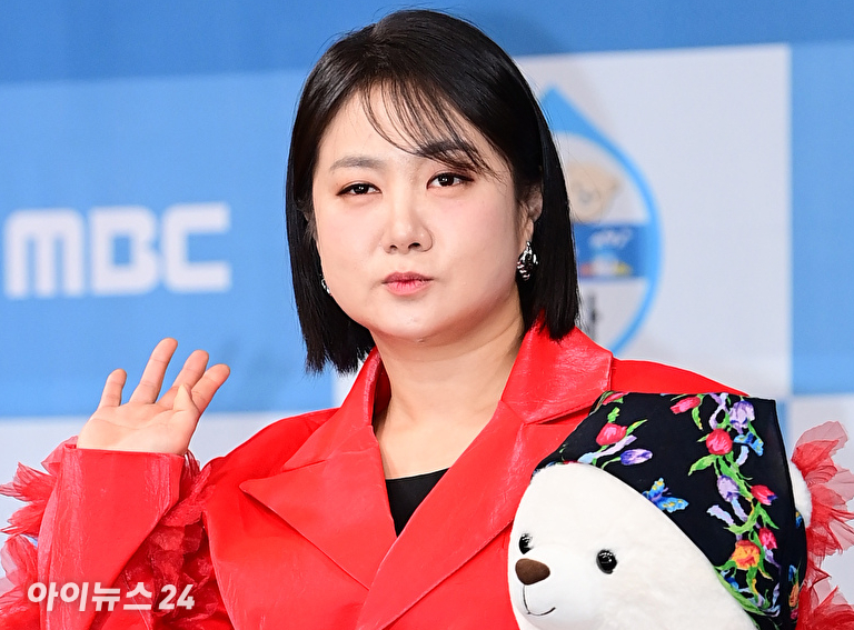 방송인 박나래가 4일 오후 서울 마포구 MBC 골든마우스홀에서 열린 MBC '나 혼자 산다' 10주년 기념 기자간담회에서 포즈를 취하고 있다. [사진=정소희 기자]