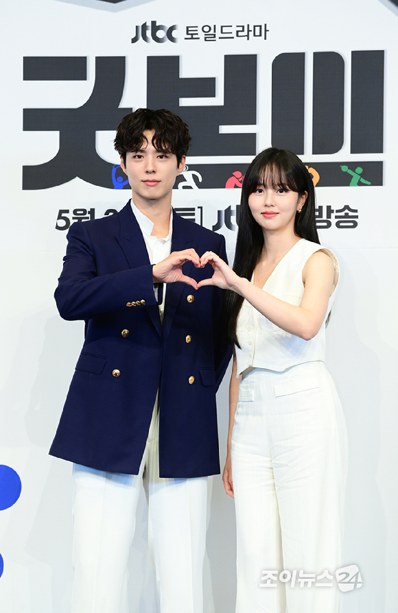 배우 박보검과 김소현이 29일 오후 서울 구로구 신도림동 더 링크 서울 트리뷰트 포트폴리오 호텔에서 열린 JTBC 토일 드라마 '굿보이' 제작발표회에 참석하고 있다. [사진=정소희 기자]