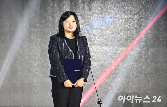 기술&middot;창작상 기획/시나리오&사운드 부분을 수상한 데브캣 김동건 대표가 12일 오후 부산 해운대구 벡스코에서 열린 '2025 대한민국 게임대상'에서 소감을 전하고 있다. [사진=곽영래 기자]