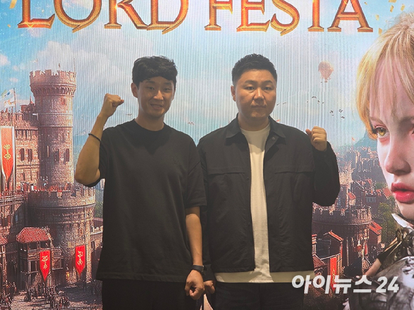 한재영 스마일게이트 이사(왼쪽), 김효재 엔엑스쓰리게임즈 PD가 지난 24일 경기 성남시에 위치한 스마일게이트 메가포트지점에서 열린 '로드나인' 1주년 기자간담회에서 기념촬영을 하고 있다. [사진=박정민 기자]