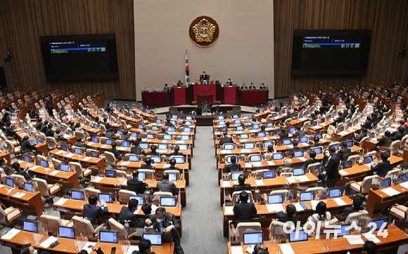 11일 오후 서울 여의도 국회 본회의장에서 곽상도 무소속 의원의 사직의 건이 가 194표, 부 41표, 기권 17표로 의결되고 있다. [사진=김성진 기자]