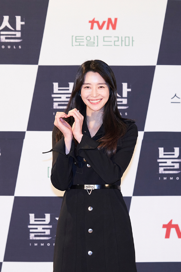배우 권나라가 15일 온라인으로 진행된 tvN 새 토일드라마 '불가살' 제작발표회에 참석해 포즈를 취하고 있다. [사진=tvN]
