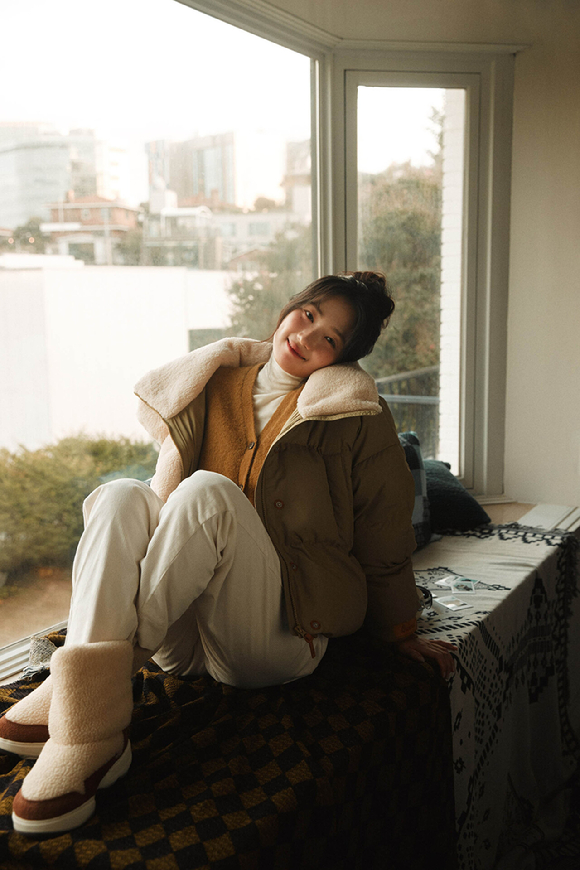 배우 김혜윤이 광고 화보 촬영에서 포즈를 취하고 있다. [사진=코닥어패럴]