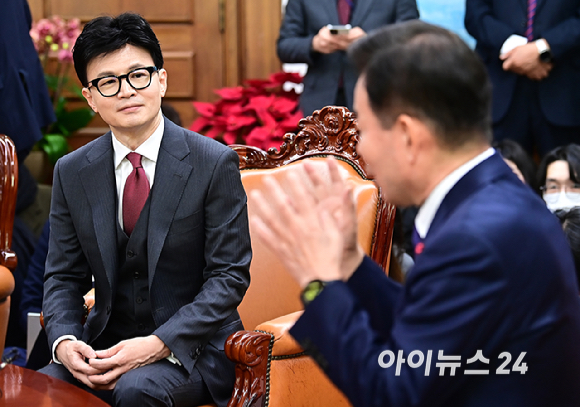 한동훈 국민의힘 비상대책위원장이 29일 오전 서울 여의도 국회에서 김진표 국회의장을 예방하고 있다. [사진=곽영래 기자]