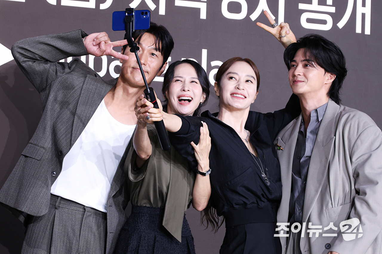배우 김재철, 조여정, 김혜수, 김지훈이 28일 오전 서울 중구 장충동 앰배서더 서울 풀만 호텔에서 진행된 쿠팡플레이 시리즈 '지금 불륜이 문제가 아닙니다' 제작발표회에 참석해 포즈를 취하고 있다. [사진=문수지 기자]