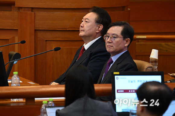 윤석열 대통령이 20일 오후 서울 종로구 헌법재판소에서 열린 탄핵심판 10차 변론에 출석해 있다. [사진=사진공동취재단]