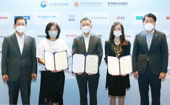 장영진 산업통상자원부 1차관은 24일 오전 서울 코엑스 회의실에서 '친환경 섬유패션 정책 간담회'를 열고, 섬유패션 친환경&middot;저탄소화 전략과 정책 대안 등을 논의했다. 이날 간담회에는 이상운 섬유산업연합회장(효성 부회장), 한준석 패션산업협회장(지오다노 대표), 성래은 영원무역홀딩스 대표, 한경애 코오롱FnC 전무, 정철현 태광산업 대표, 구홍림 우성염직 대표, 조상형 부성티에프시 대표, 박준영 세진플러스 대표, 신종석 에코인블랭크 대표, 박 훈 산업연구원 연구위원, 이승구 충남대 교수 등 관계자 20여명이 참석했다. [사진=산업통상자원부]