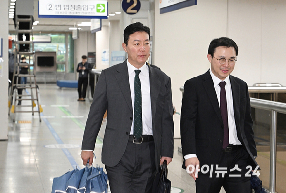 윤석열 전 대통령 체포방해 혐의를 받는 김성훈 전 대통령경호처 차장이 9일 오후 서울 서초구 서울중앙지방법원에서 열린 공판에 출석하고 있다. [사진=사진공동취재단]